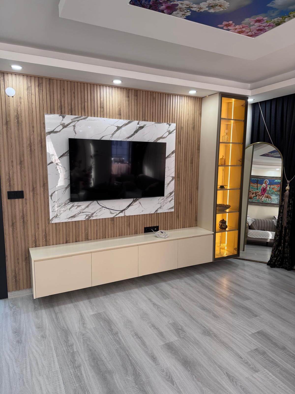 Ahşap Çitalı Duvar ve Mermer TV Ünitesi