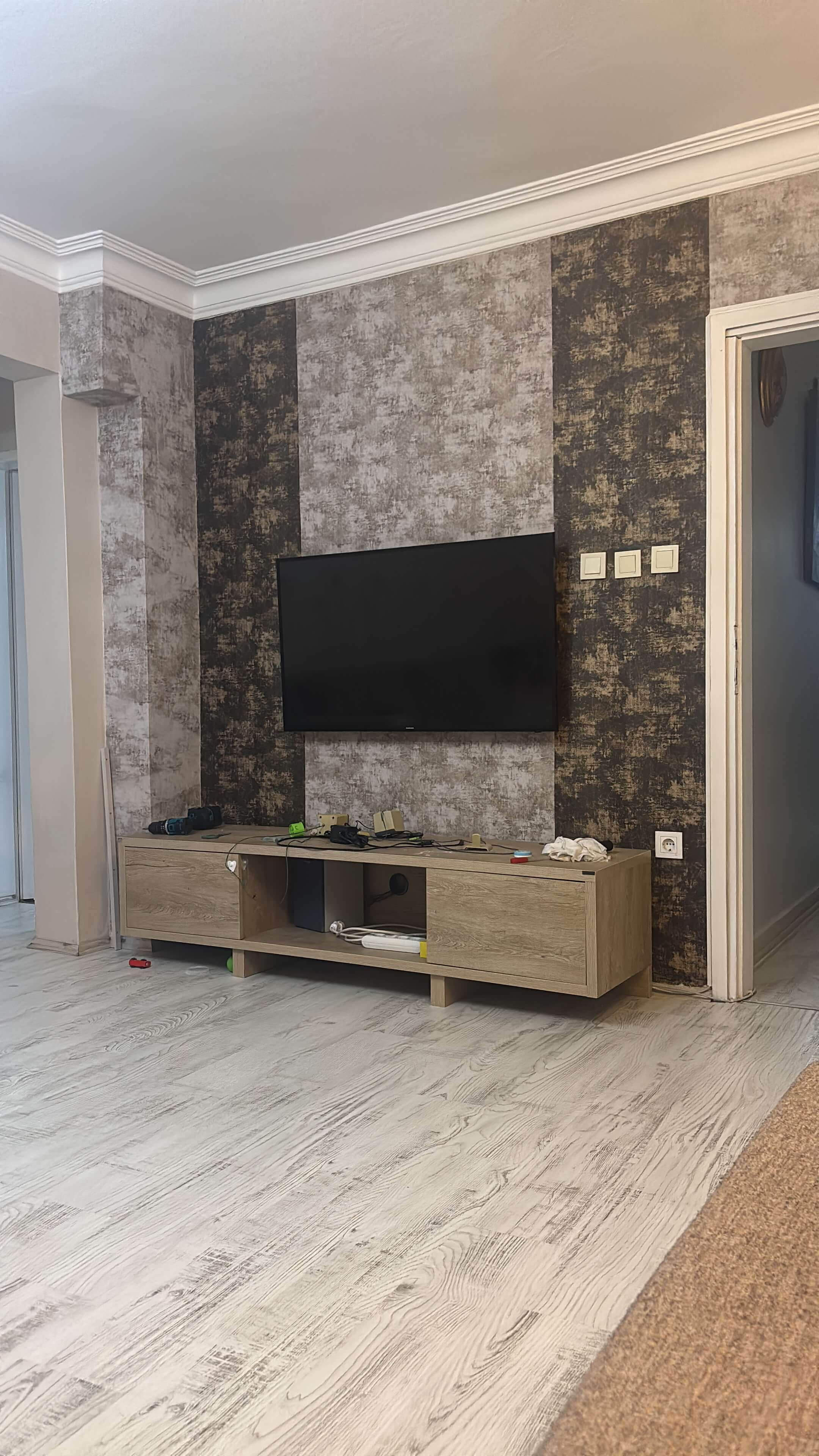 Dekoratif Duvar Kağıtlı TV Ünitesi