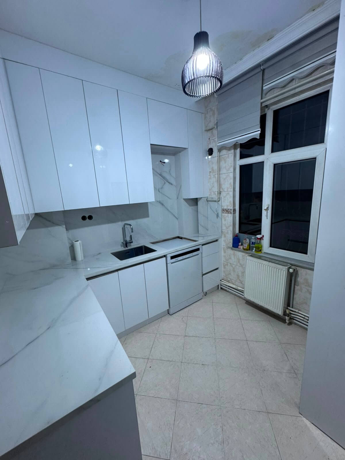 Modern Akrilik Beyaz Mutfak Dolabı ve Tezgah